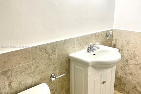 Condo in Key Biscayne, Florida, 2 bedrooms  № 1841311 - photo 19