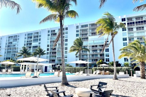 Condo in Key Biscayne, Florida, 2 bedrooms  № 1841311 - photo 11