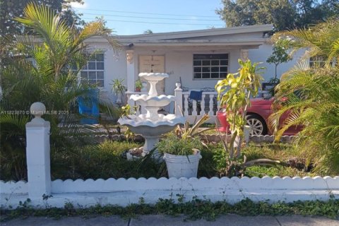House in West Park, Florida 3 bedrooms, 128.95 sq.m. № 1791103 - photo 1