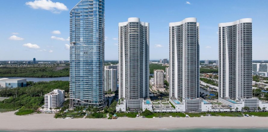 Condo in Sunny Isles Beach, Florida, 3 bedrooms  № 1942165