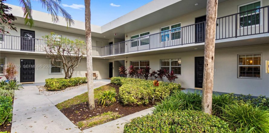 Condo à Pompano Beach, Floride, 3 chambres  № 1999148