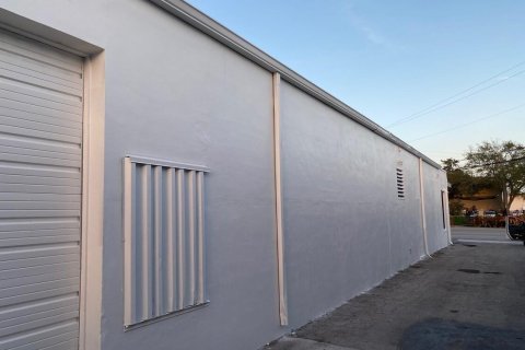 Купить коммерческую недвижимость в Уилтон-Мэнорс, Флорида № 1099070 - фото 1