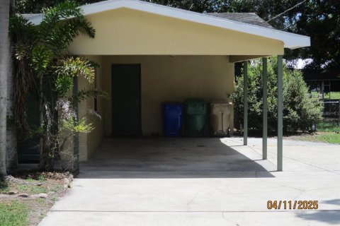 House in Okeechobee, Florida 4 bedrooms, 161.65 sq.m. № 1718267 - photo 4