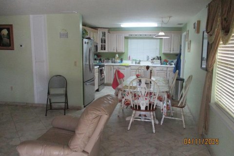 House in Okeechobee, Florida 4 bedrooms, 161.65 sq.m. № 1718267 - photo 18