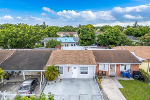 Townhouse in Miami Gardens, Florida 2 bedrooms, 84.73 sq.m. № 2392057 - photo 2