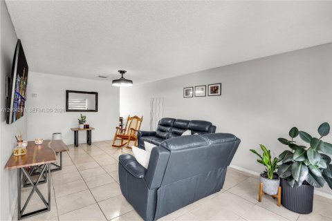 Townhouse in Miami Gardens, Florida 2 bedrooms, 84.73 sq.m. № 2392057 - photo 11