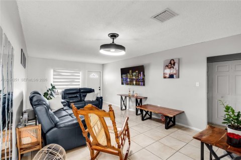 Townhouse in Miami Gardens, Florida 2 bedrooms, 84.73 sq.m. № 2392057 - photo 13
