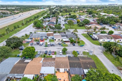 Townhouse in Miami Gardens, Florida 2 bedrooms, 84.73 sq.m. № 2392057 - photo 4