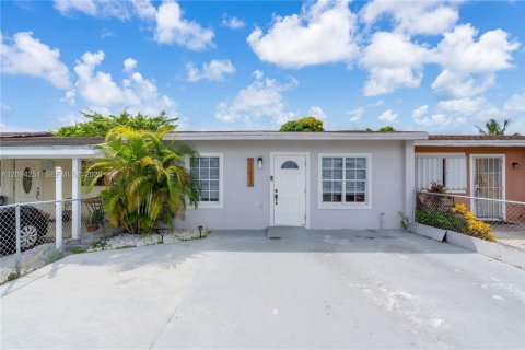 Townhouse in Miami Gardens, Florida 2 bedrooms, 84.73 sq.m. № 2392057 - photo 8