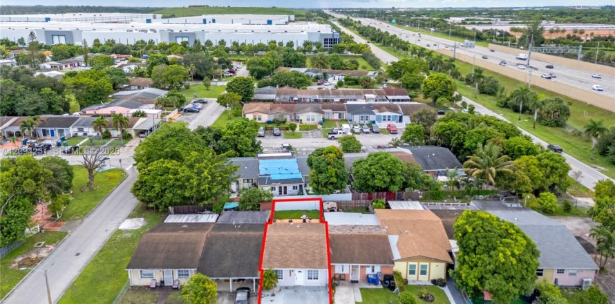 Townhouse in Miami Gardens, Florida 2 bedrooms, 84.73 sq.m. № 2392057