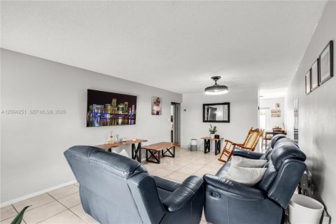 Townhouse in Miami Gardens, Florida 2 bedrooms, 84.73 sq.m. № 2392057 - photo 12