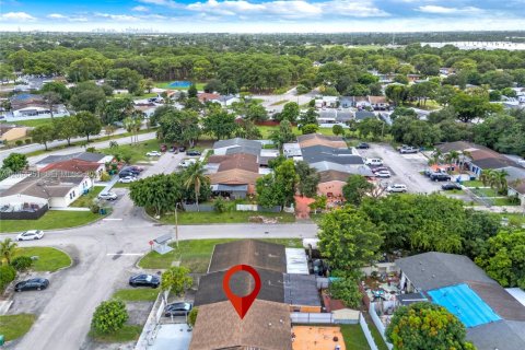 Townhouse in Miami Gardens, Florida 2 bedrooms, 84.73 sq.m. № 2392057 - photo 3