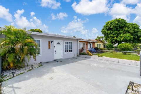 Townhouse in Miami Gardens, Florida 2 bedrooms, 84.73 sq.m. № 2392057 - photo 10