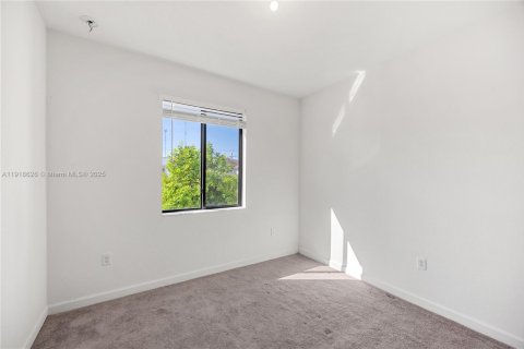 Купить таунхаус в Майами, Флорида 3 спальни, 128.02м2, № 1973274 - фото 25