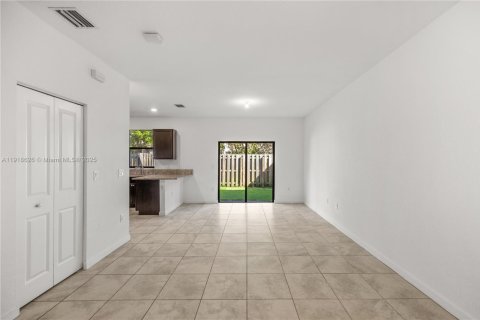Купить таунхаус в Майами, Флорида 3 спальни, 128.02м2, № 1973274 - фото 13
