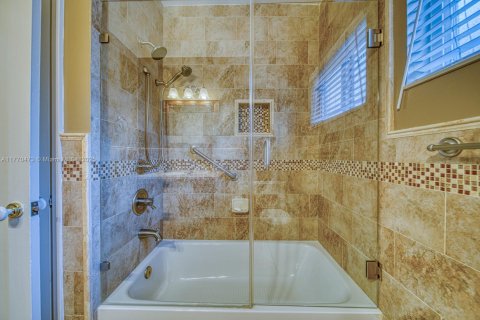 House in Coral Gables, Florida 3 bedrooms, 140.47 sq.m. № 1701357 - photo 20