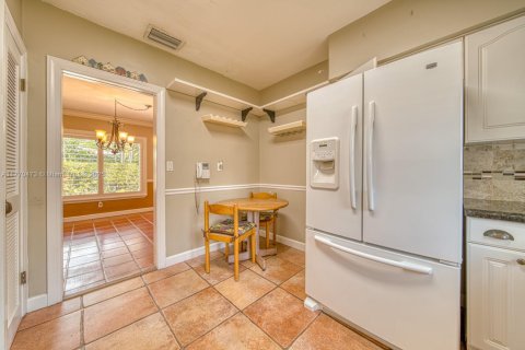 House in Coral Gables, Florida 3 bedrooms, 140.47 sq.m. № 1701357 - photo 12