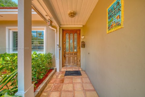 House in Coral Gables, Florida 3 bedrooms, 140.47 sq.m. № 1701357 - photo 2