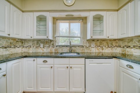 House in Coral Gables, Florida 3 bedrooms, 140.47 sq.m. № 1701357 - photo 9