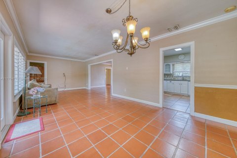 House in Coral Gables, Florida 3 bedrooms, 140.47 sq.m. № 1701357 - photo 8