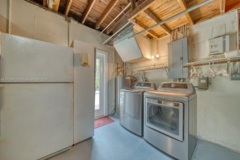 House in Coral Gables, Florida 3 bedrooms, 140.47 sq.m. № 1701357 - photo 24