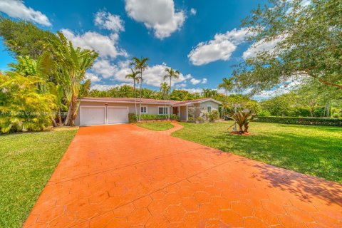 House in Coral Gables, Florida 3 bedrooms, 140.47 sq.m. № 1701357 - photo 1