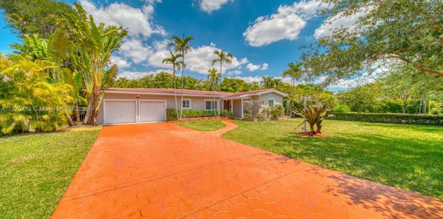 House in Coral Gables, Florida 3 bedrooms, 140.47 sq.m. № 1701357