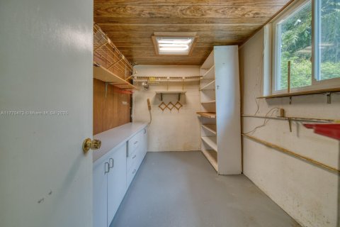 House in Coral Gables, Florida 3 bedrooms, 140.47 sq.m. № 1701357 - photo 26