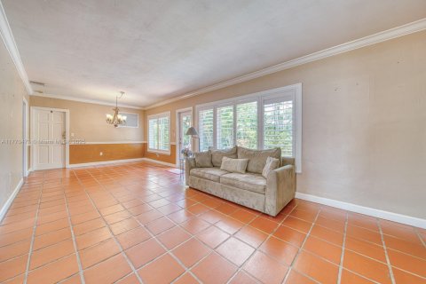 House in Coral Gables, Florida 3 bedrooms, 140.47 sq.m. № 1701357 - photo 5