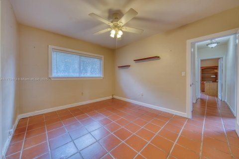 House in Coral Gables, Florida 3 bedrooms, 140.47 sq.m. № 1701357 - photo 15
