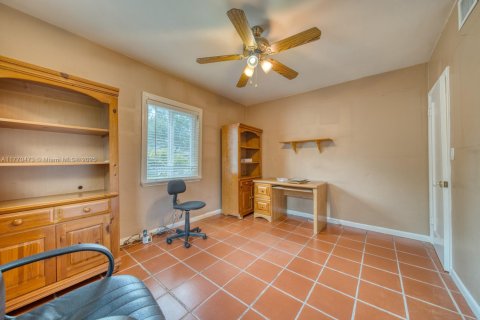 House in Coral Gables, Florida 3 bedrooms, 140.47 sq.m. № 1701357 - photo 19