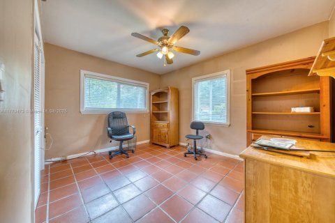 House in Coral Gables, Florida 3 bedrooms, 140.47 sq.m. № 1701357 - photo 18