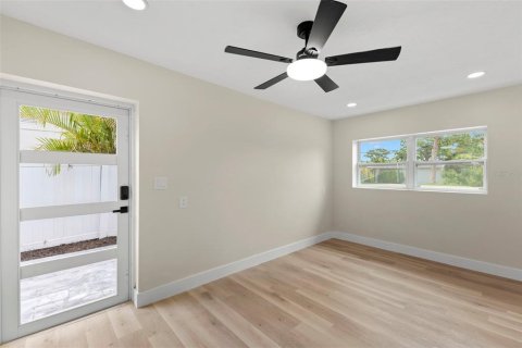 House in Saint Petersburg, Florida 3 bedrooms, 109.16 sq.m. № 2215542 - photo 16