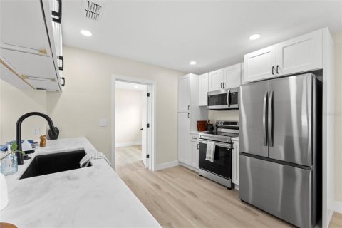 House in Saint Petersburg, Florida 3 bedrooms, 109.16 sq.m. № 2215542 - photo 9