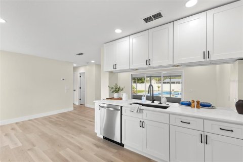 House in Saint Petersburg, Florida 3 bedrooms, 109.16 sq.m. № 2215542 - photo 7