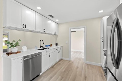 House in Saint Petersburg, Florida 3 bedrooms, 109.16 sq.m. № 2215542 - photo 8