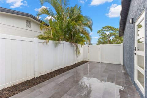 House in Saint Petersburg, Florida 3 bedrooms, 109.16 sq.m. № 2215542 - photo 25