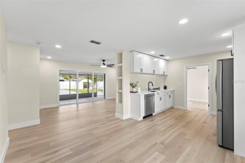 House in Saint Petersburg, Florida 3 bedrooms, 109.16 sq.m. № 2215542 - photo 4