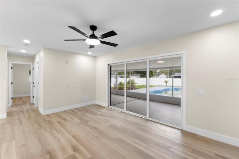 House in Saint Petersburg, Florida 3 bedrooms, 109.16 sq.m. № 2215542 - photo 12