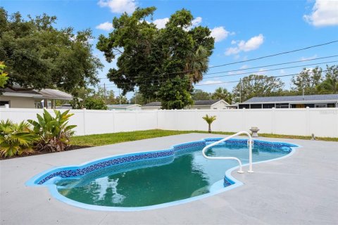 House in Saint Petersburg, Florida 3 bedrooms, 109.16 sq.m. № 2215542 - photo 2