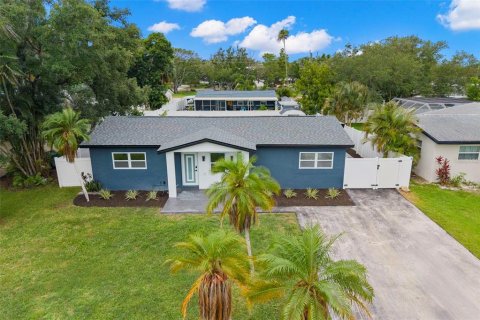 House in Saint Petersburg, Florida 3 bedrooms, 109.16 sq.m. № 2215542