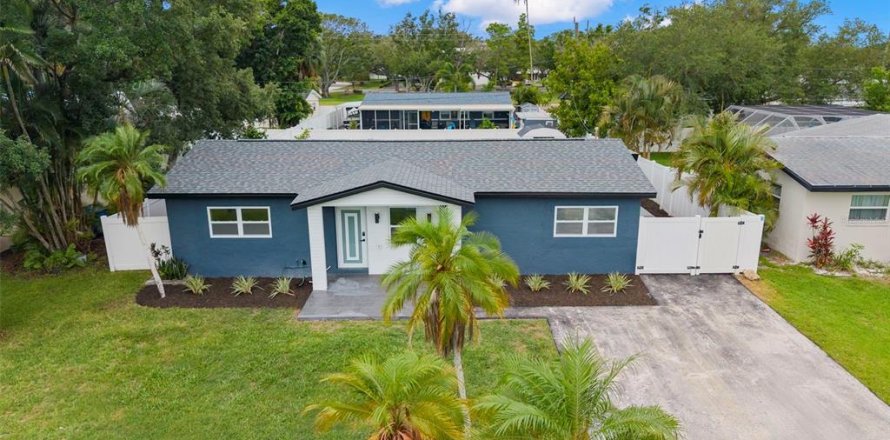 House in Saint Petersburg, Florida 3 bedrooms, 109.16 sq.m. № 2215542