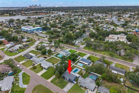 House in Saint Petersburg, Florida 3 bedrooms, 109.16 sq.m. № 2215542 - photo 30