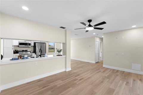 House in Saint Petersburg, Florida 3 bedrooms, 109.16 sq.m. № 2215542 - photo 11