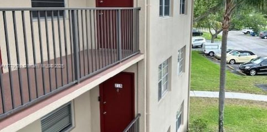 Condo in Pembroke Pines, Florida, 2 bedrooms № 1936029