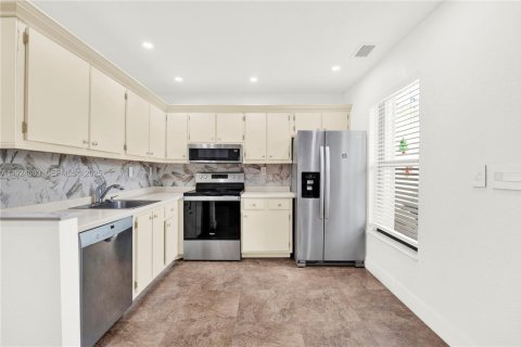 Condo in Pembroke Pines, Florida, 3 bedrooms  № 1991977 - photo 2