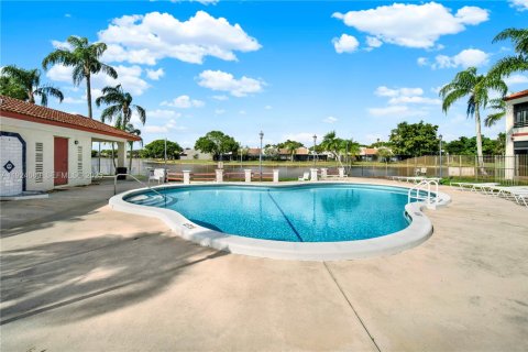 Condo in Pembroke Pines, Florida, 3 bedrooms  № 1991977 - photo 1