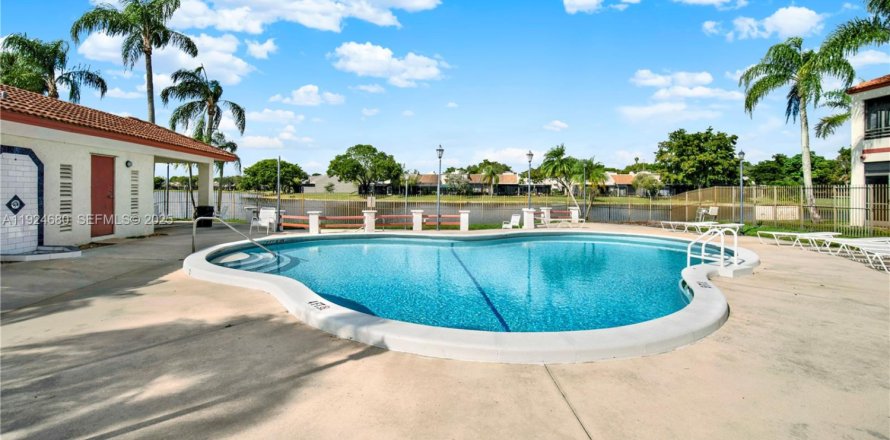 Condo in Pembroke Pines, Florida, 3 bedrooms  № 1991977