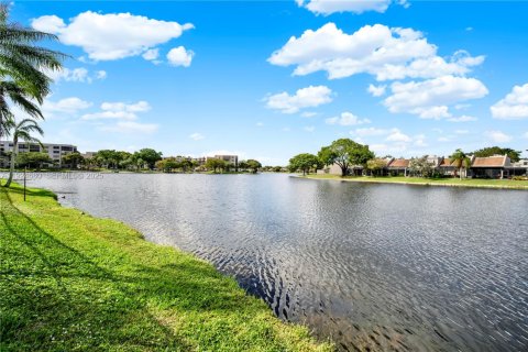 Condo in Pembroke Pines, Florida, 3 bedrooms  № 1991977 - photo 9
