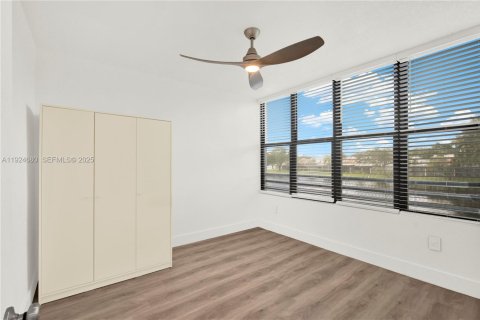 Condo in Pembroke Pines, Florida, 3 bedrooms  № 1991977 - photo 15